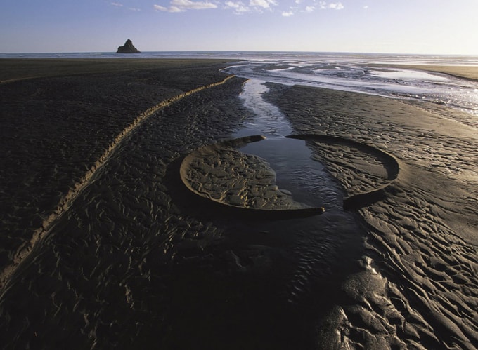 Paisaje de una playa con un circulo de arena