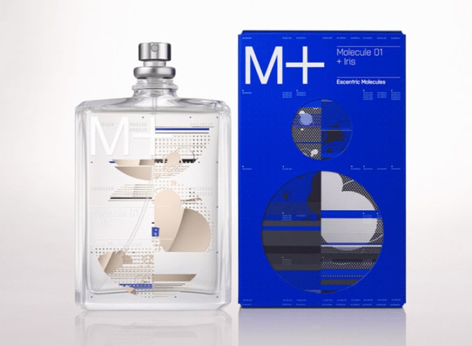 Frasco de perfume trasparente con serigrafias plateadas y azules Escentric Molecules Molecule 01 + Iris