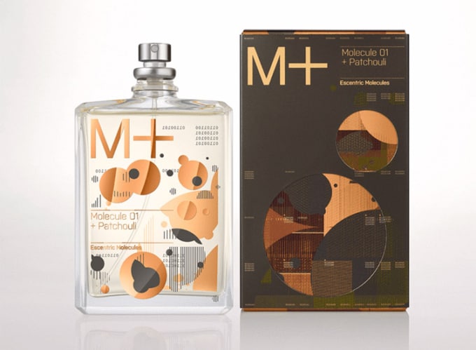 Frasco de perfume trasparente con serigrafias cobrizas Escentric Molecules Molecule 01 + Patchouli 