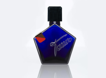 Frasco de cristal azul en forma de pentagono Tauer Perfumes Au Coeur du Desert