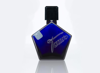 Frasco de cristal azul en forma de pentagono Tauer Perfumes V Incense Extreme