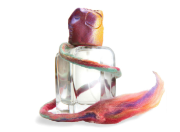 Frasco de Perfume con tapón decorado con una cola d elana de colores Mendittorosa Daymon