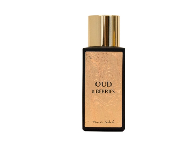 Frasco de perfume marron con tapon dorado Toni Cabal Oud & Berries