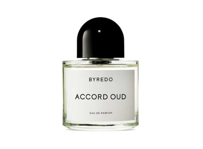 Frasco minimalista con tapón negro de Agua de Perfume BYREDO Accord Oud