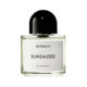 Frasco minimalista con tapón negro de Agua de Perfume BYREDO Sundazed